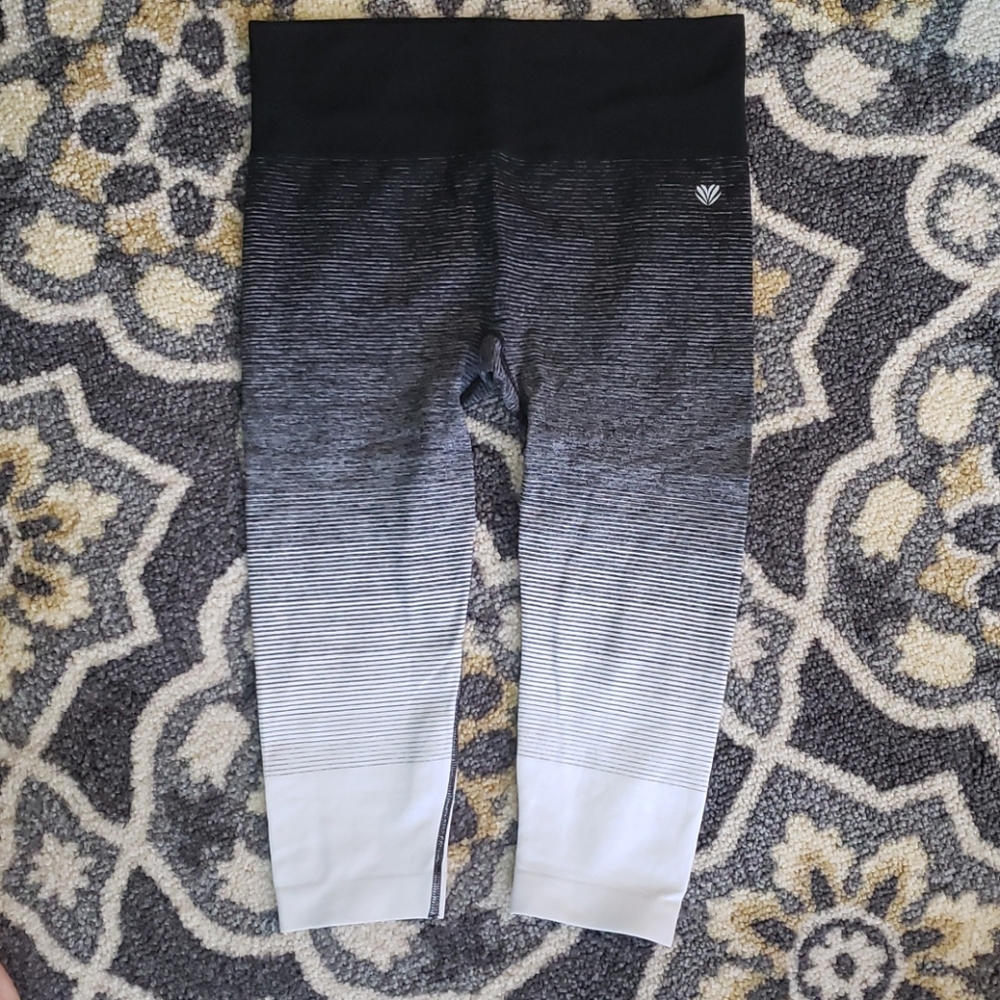 Forever 21 calf length compression capri